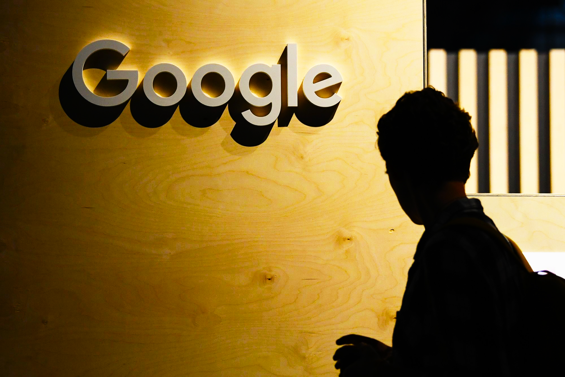 Google cắt giảm hàng trăm việc làm ở các nhóm kỹ thuật, phần cứng. (Nguồn: CNN)