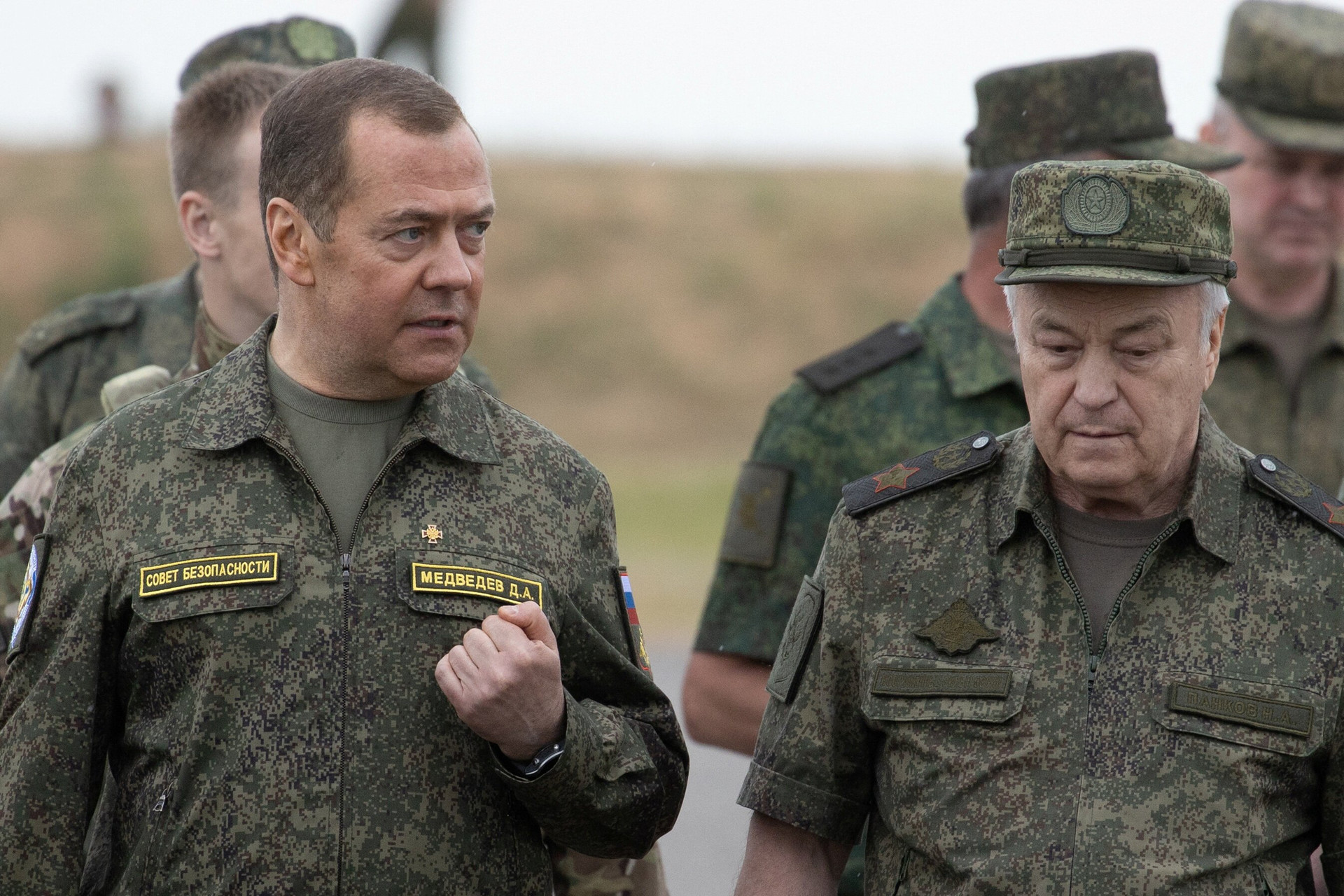 Phó chủ tịch Hội đồng An ninh Nga Dmitry Medvedev, cùng với Thứ trưởng Quốc phòng Nikolay Pankov thăm khu huấn luyện quân sự ở vùng Volgograd vào tháng 6/2023. (Ảnh: Reuters)