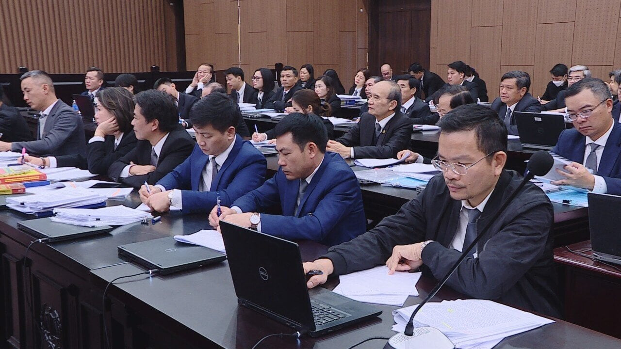 Luật sư Nguyễn Thành Công (đeo kính ngồi hàng đầu) cùng các luật sư bào chữa trong phiên toà Việt Á.