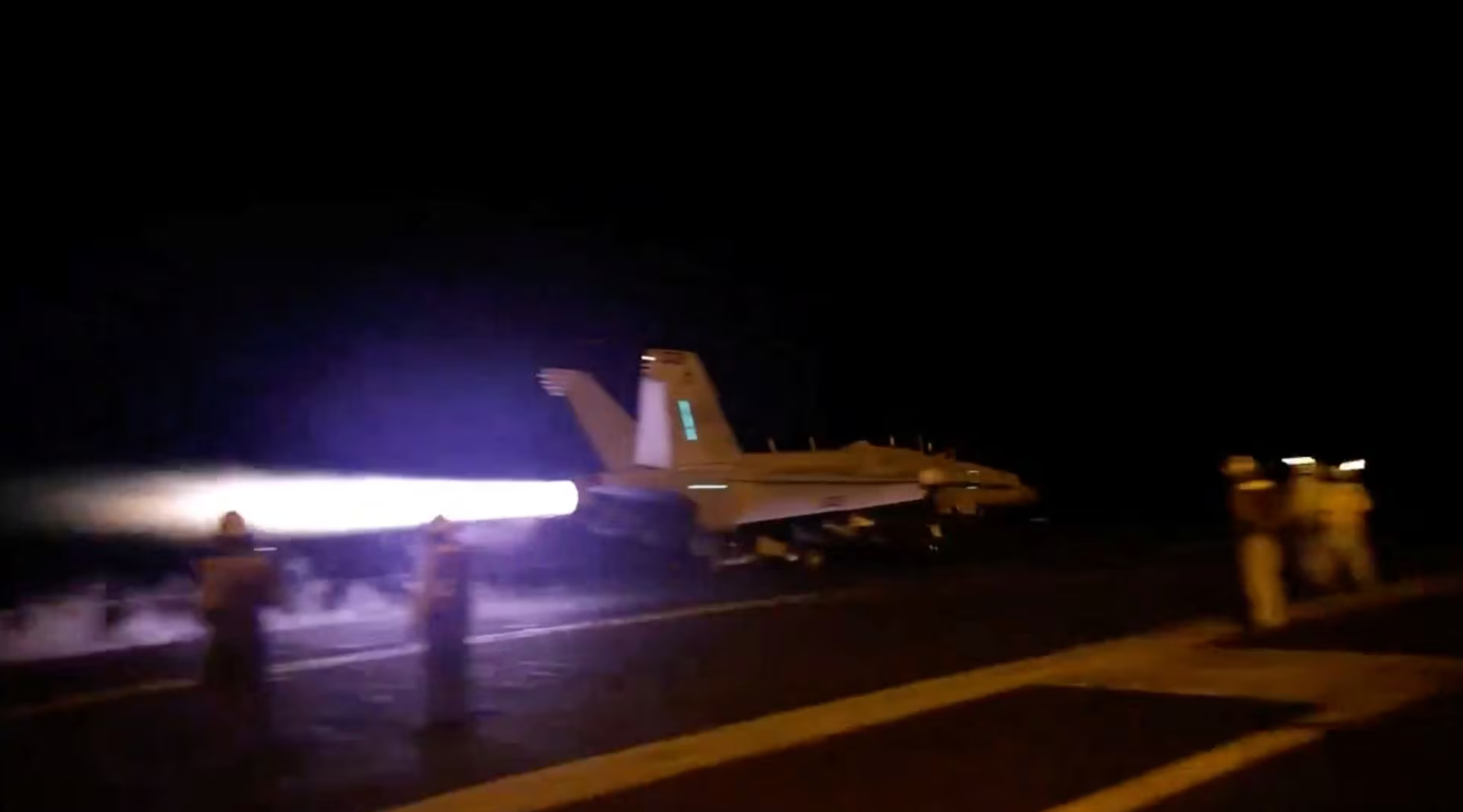 Một máy bay tham gia liên minh do Mỹ dẫn đầu để tiến hành các cuộc không kích nhằm vào các mục tiêu của Houthi ở Yemen. (Ảnh: Reuters)