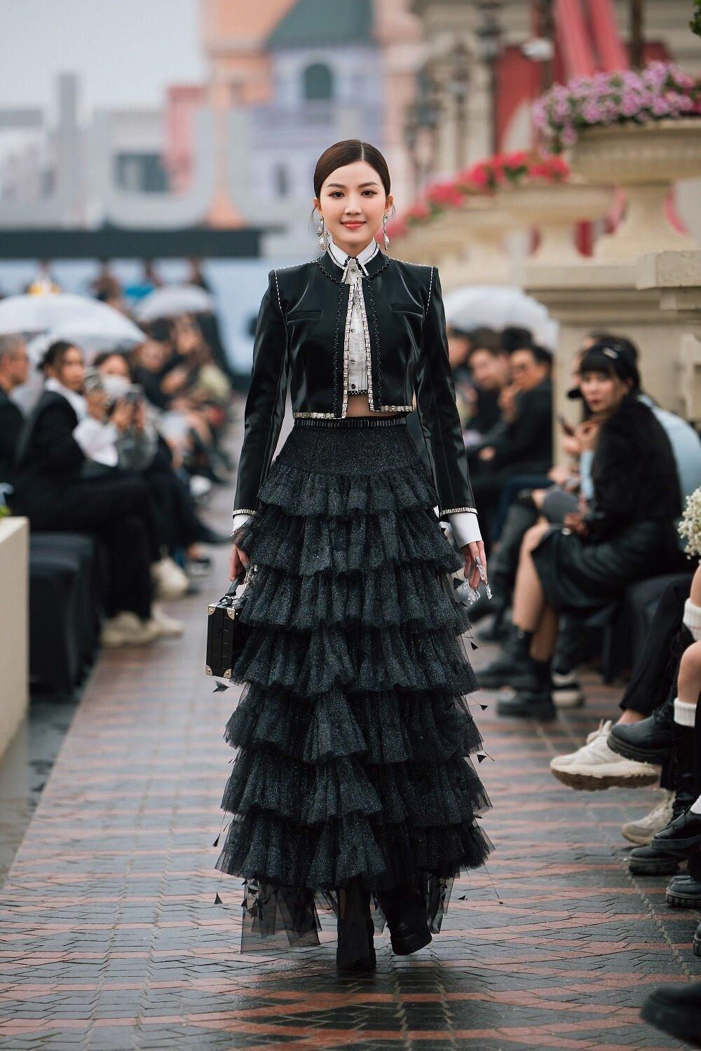 Nối gót Thùy Anh, diễn viên Lương Thanh thể hiện sự đối lập khi catwalk với bộ trang phục màu đen, điểm nhấn hai chiếc crop top kết hợp chân váy maxi.
