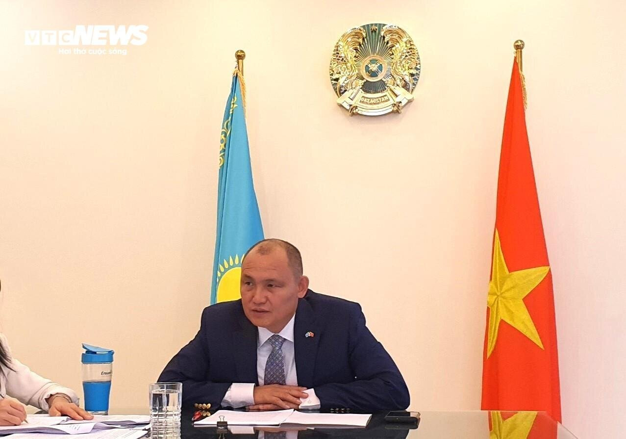 Đại sứ đặc mệnh toàn quyền Kazakhstan tại Việt Nam Kanat Tumysh trong cuộc họp báo ngày 15/1.