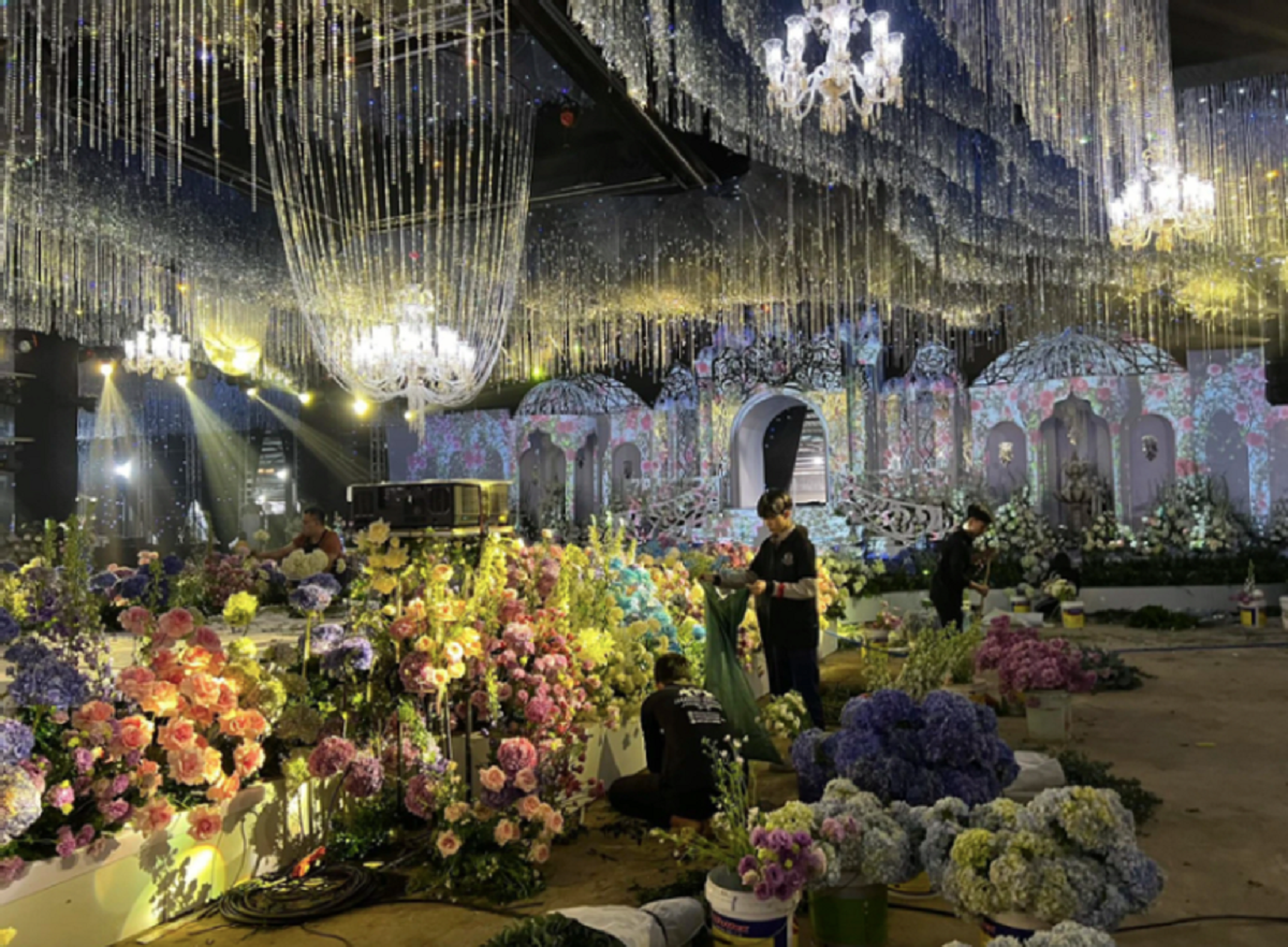 Ngày 15/1, mạng xã hội lan truyền hình ảnh một đám cưới hoành tráng và quy mô tổ chức tại Vĩnh Yên (Vĩnh Phúc). Không gian hôn lễ ngập tràn hoa tươi nhập khẩu từ Ecuador, Hà Lan, Anh.