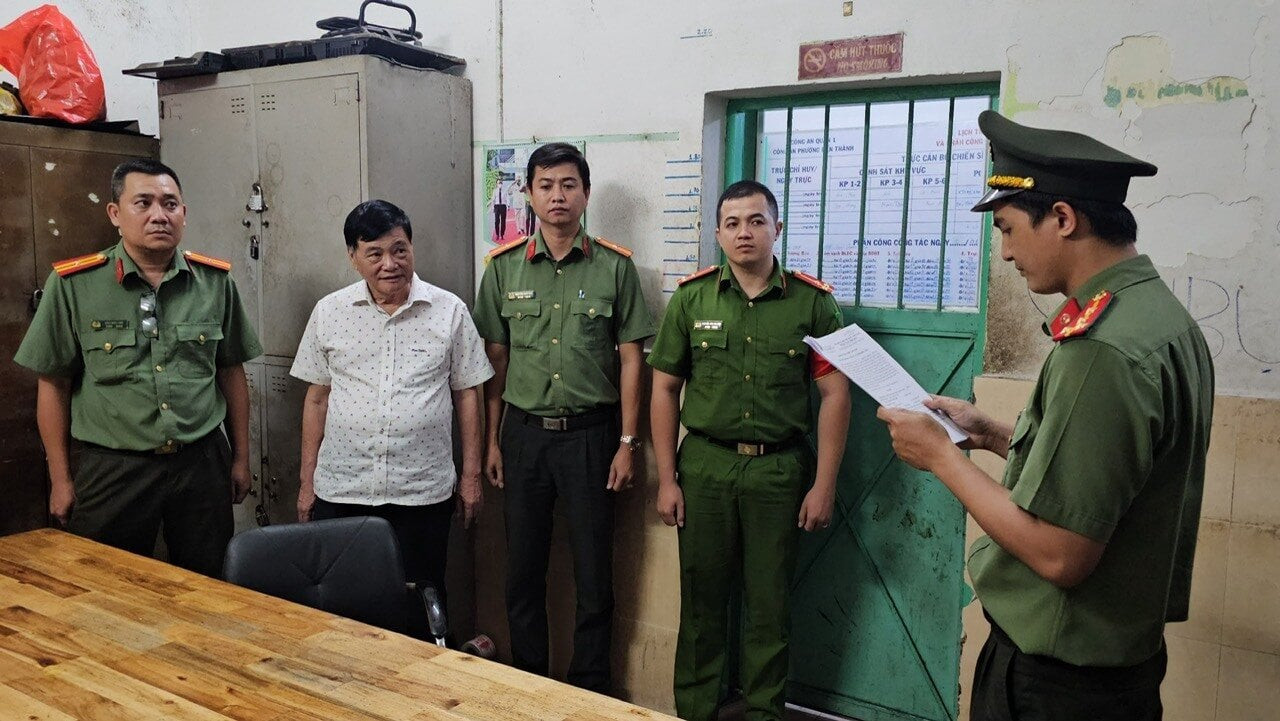 Ông Nguyễn Công Khế (áo trắng) tại cơ Cơ quan An ninh điều tra - Công an TP.HCM.