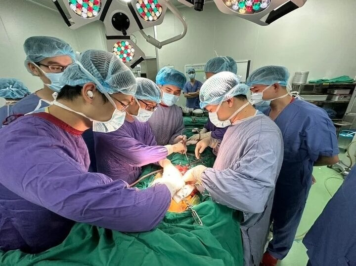 Ekip bác sĩ phẫu thuật lấy tạng người hiến. (Ảnh: VNHOT)