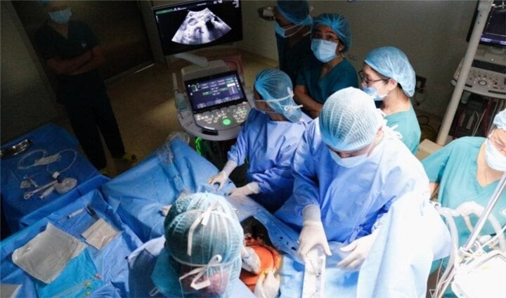 Ekip 2 bệnh viện đang thực hiện ca thông tim xuyên tử cung cứu bào thai bị dị tật tim bẩm sinh đầu tiên tại Việt Nam. (Ảnh: BVCC)