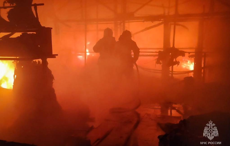 Hình ảnh từ hiện trường vụ cháy tại cổng xuất khí đốt, cảng Ust-Luga bên bờ biển Baltic của Nga. (Ảnh: TASS)