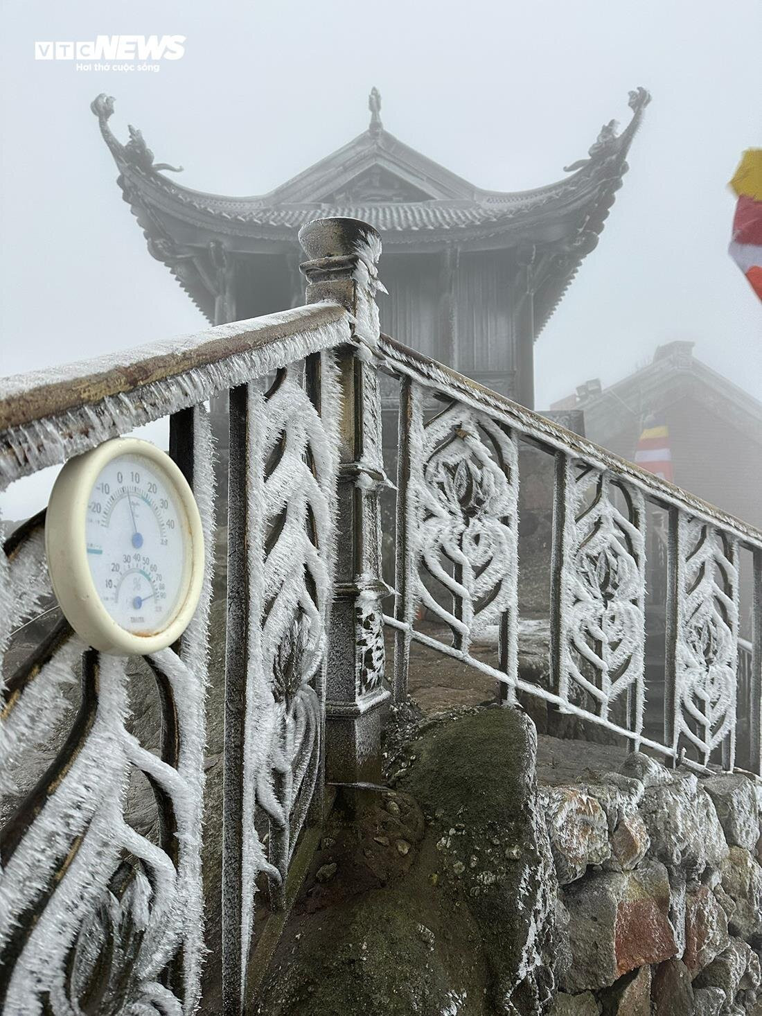 Băng giá xuất hiện trắng xoá trên chùa Đồng trong thời tiết 0 độ C.