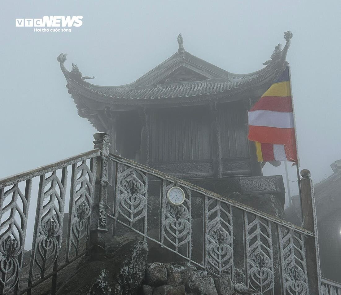 Sáng cùng ngày, tại khu vực chùa Đồng, trời mưa, nhiệt độ giảm sâu xuống 0 độ C.