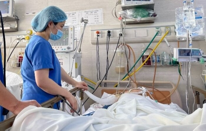 Nhân viên y tế chăm sóc người bệnh bị ảnh hưởng bởi rét đậm tại Bệnh viện Lão khoa Trung ương.