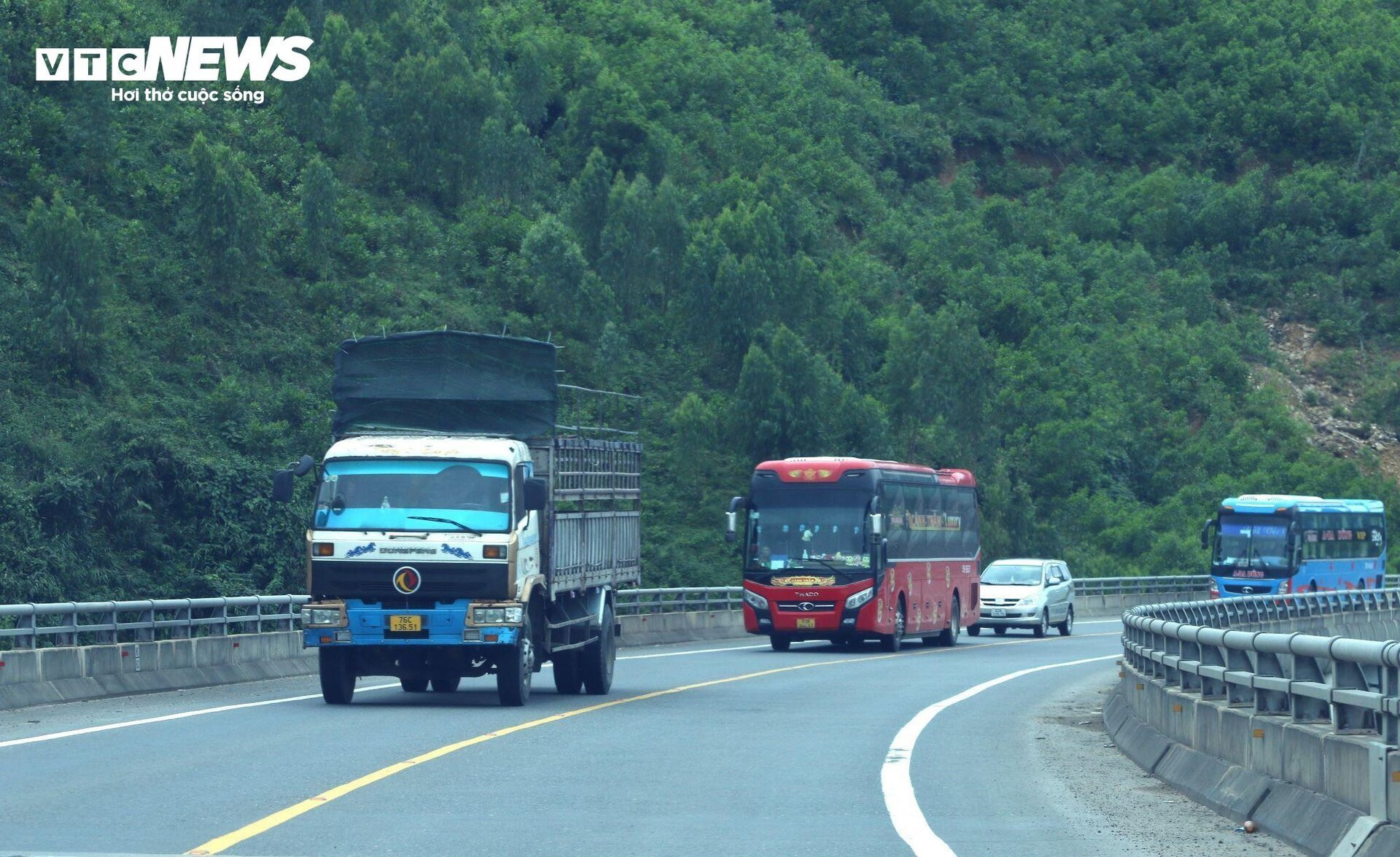 Nhiều tai nạn thảm khốc, tài xế vẫn xem cao tốc La Sơn-Túy Loan như chốn vô pháp - 2
