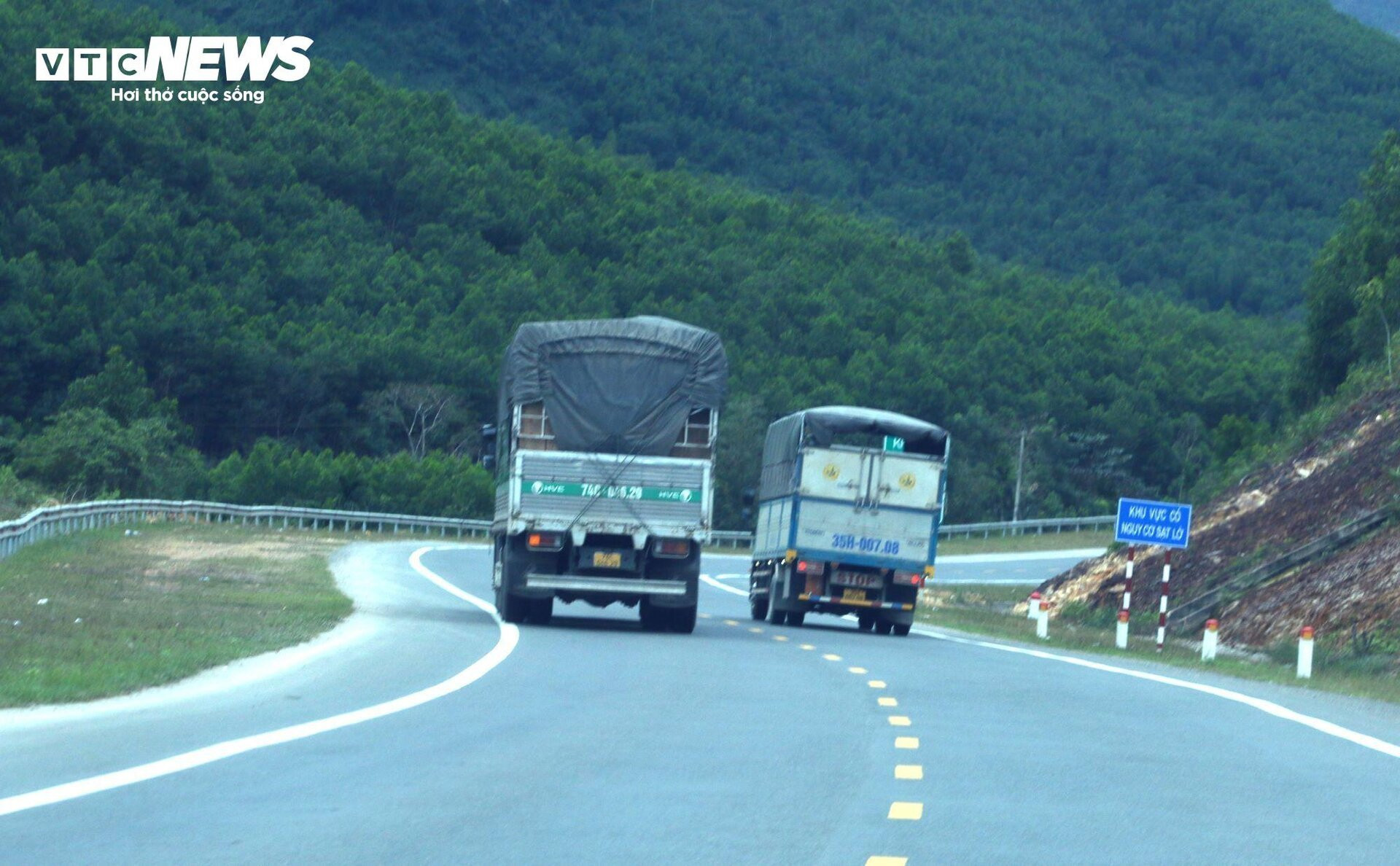 Nhiều tai nạn thảm khốc, tài xế vẫn xem cao tốc La Sơn-Túy Loan như chốn vô pháp - 4