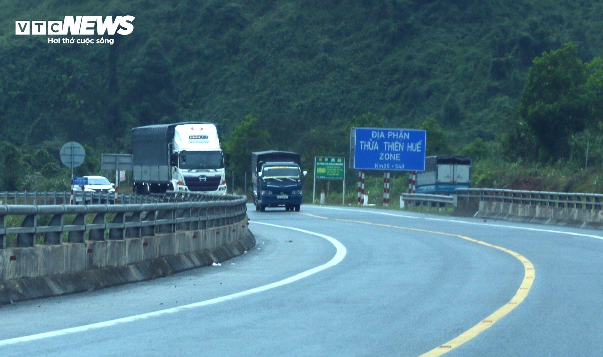 Nhiều tai nạn thảm khốc, tài xế vẫn xem cao tốc La Sơn-Túy Loan như chốn vô pháp - 9