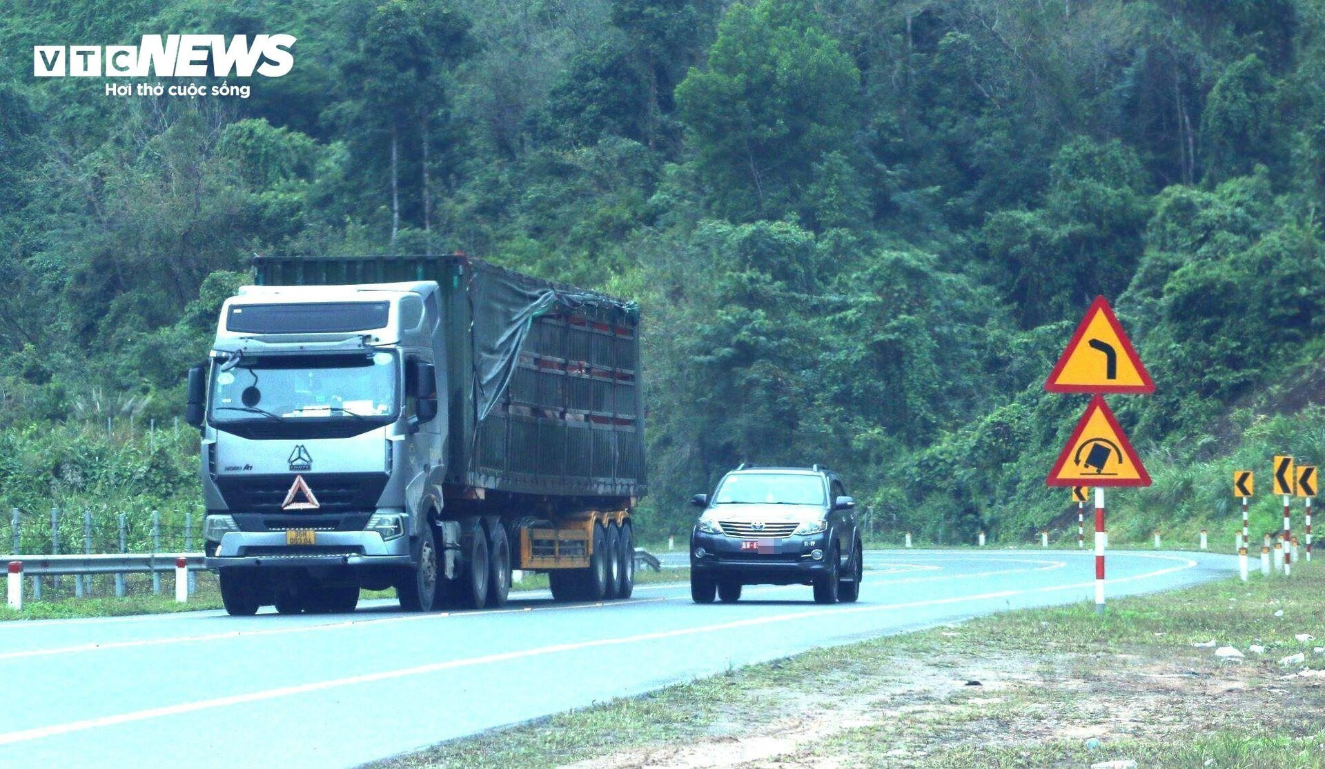 Nhiều tai nạn thảm khốc, tài xế vẫn xem cao tốc La Sơn-Túy Loan như chốn vô pháp - 6
