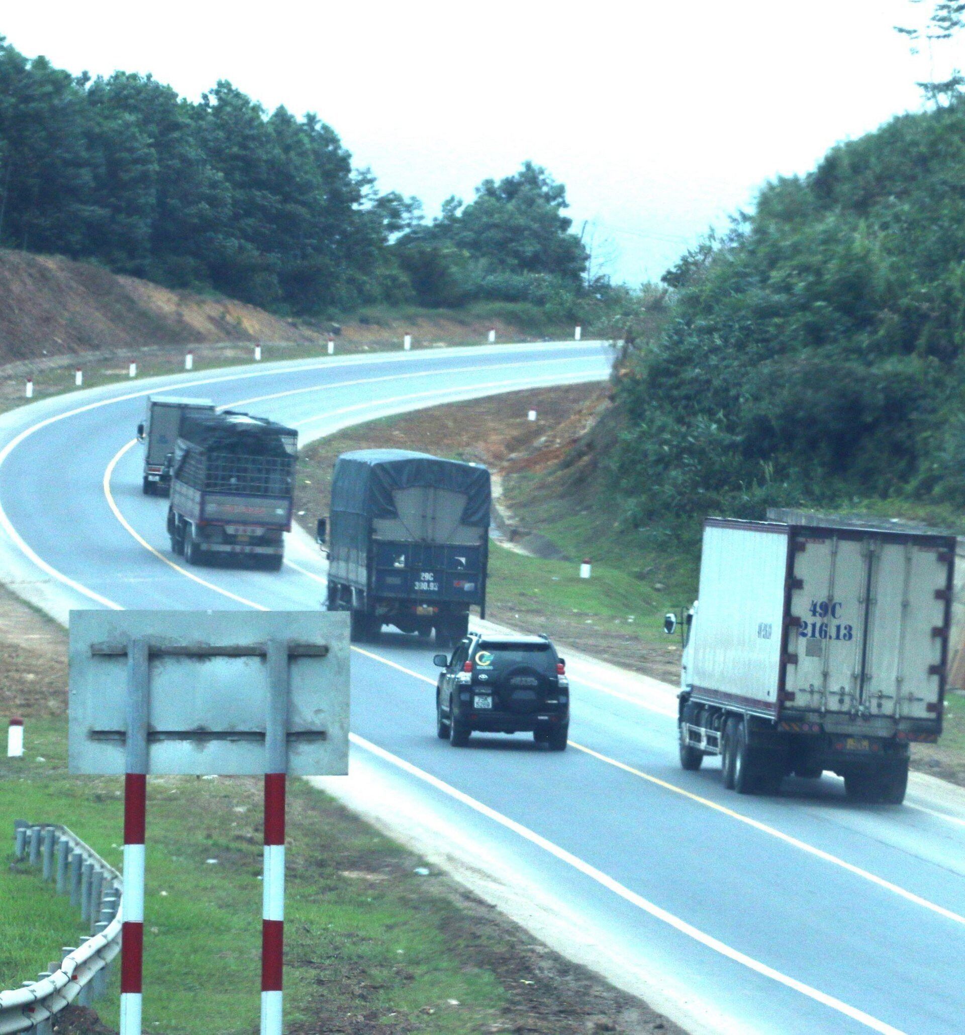 Nhiều tai nạn thảm khốc, tài xế vẫn xem cao tốc La Sơn-Túy Loan như chốn vô pháp - 7