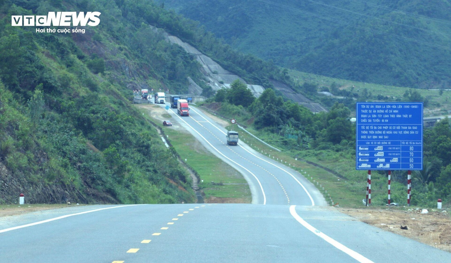 Nhiều tai nạn thảm khốc, tài xế vẫn xem cao tốc La Sơn-Túy Loan như chốn vô pháp - 1
