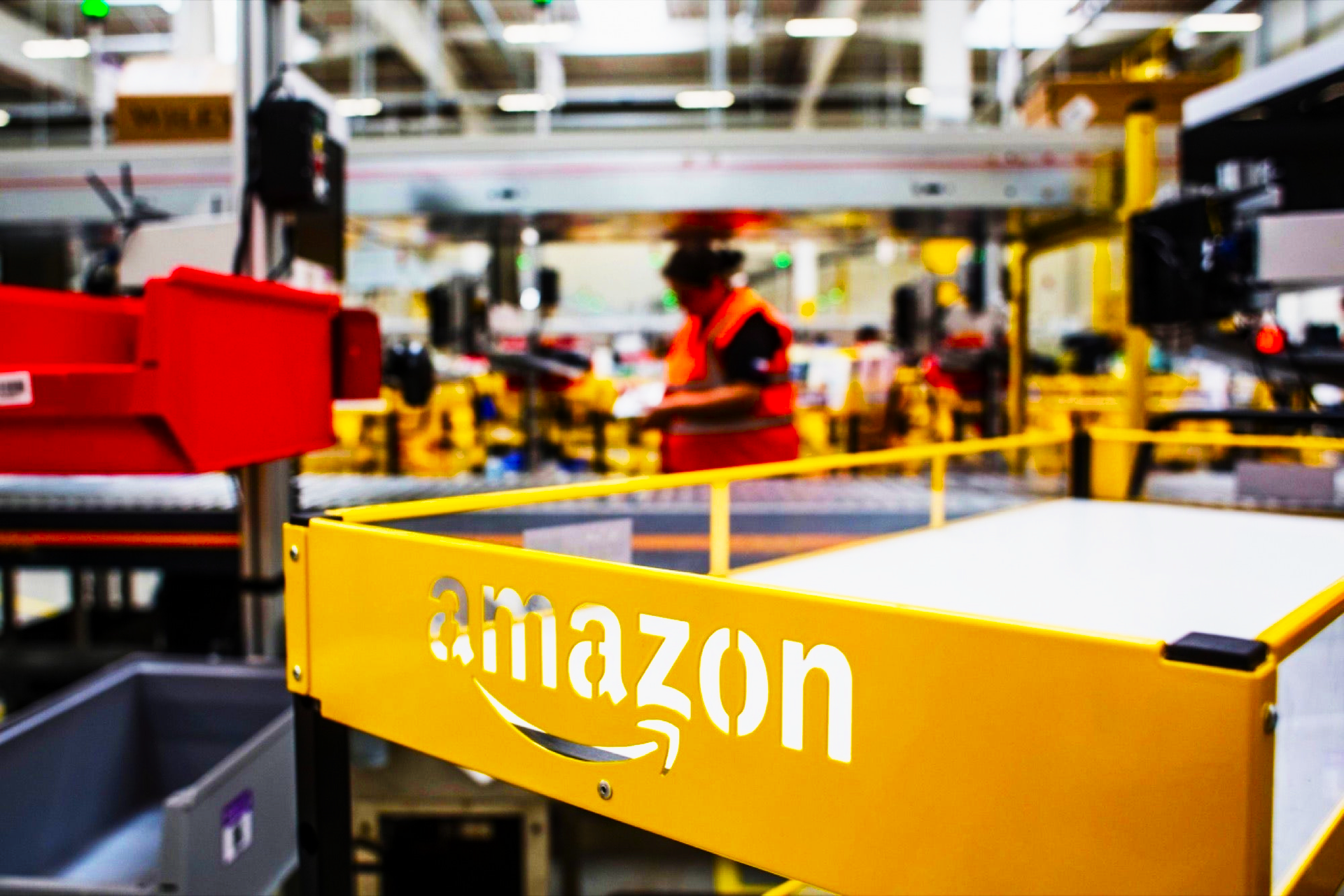 Amazon bị phạt 32 triệu euro do “giám sát nhân viên của mình quá mức”. (Ảnh: Bloomberg)