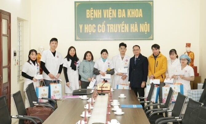 Lãnh đạo Công đoàn ngành tặng quà Bệnh viện Y học cổ truyền Hà Nội. (Ảnh minh họa)