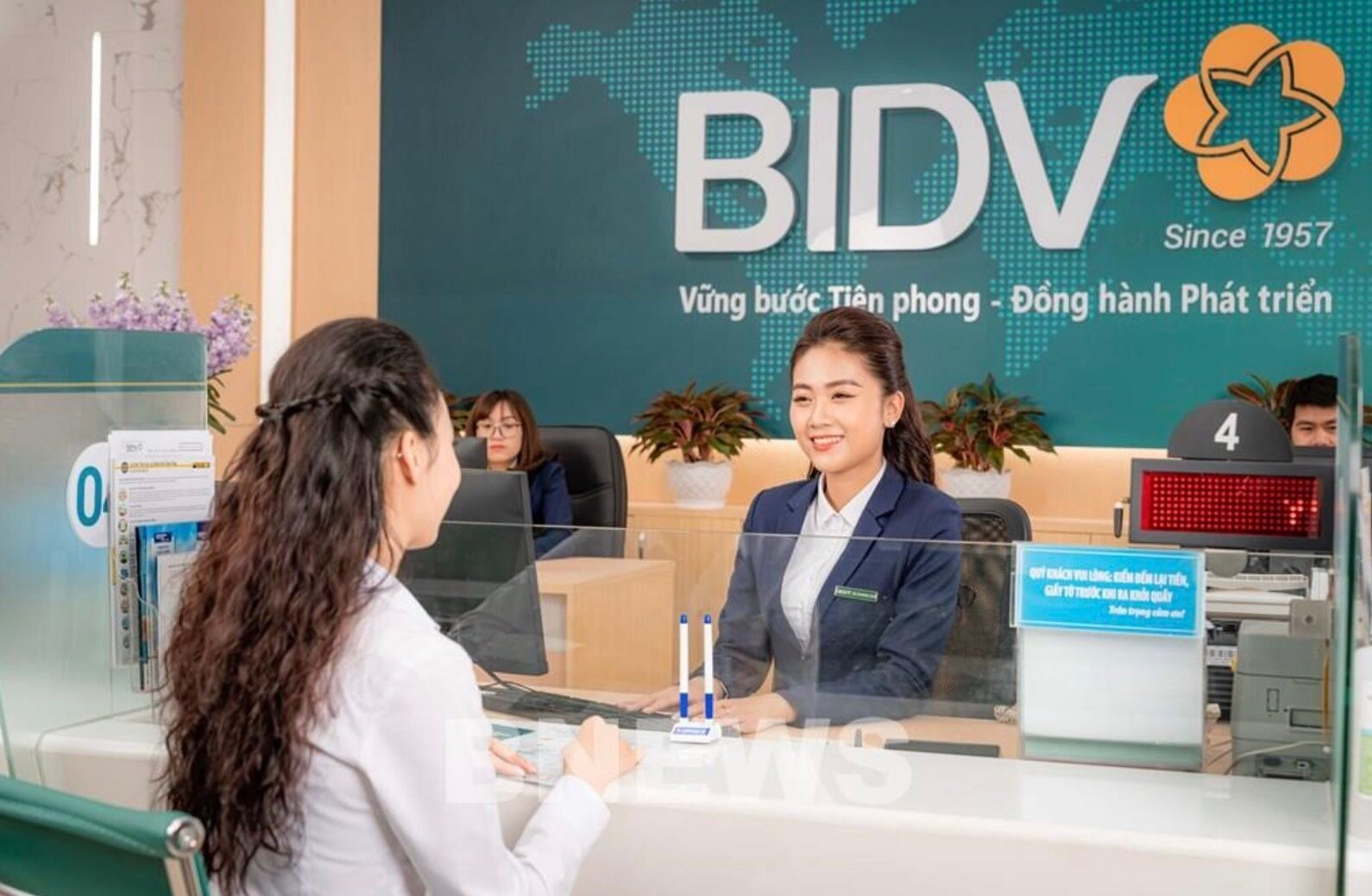 Khách hàng đến giao dịch tại BIDV. (Ảnh: Bnews)