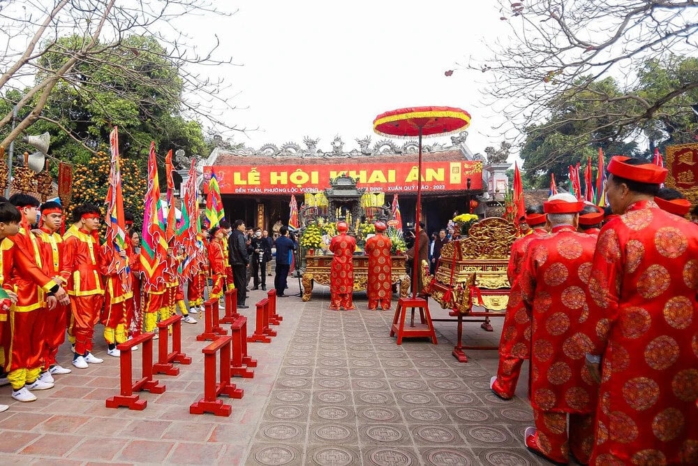 Lễ Khai ấn với ý nghĩa là cầu cho quốc thái dân an, thiên hạ thái bình, thịnh trị, mọi nhà chung hưởng lộc ấn Đền Trần