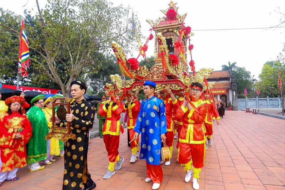Đoàn rước kiệu Ngọc Lộ