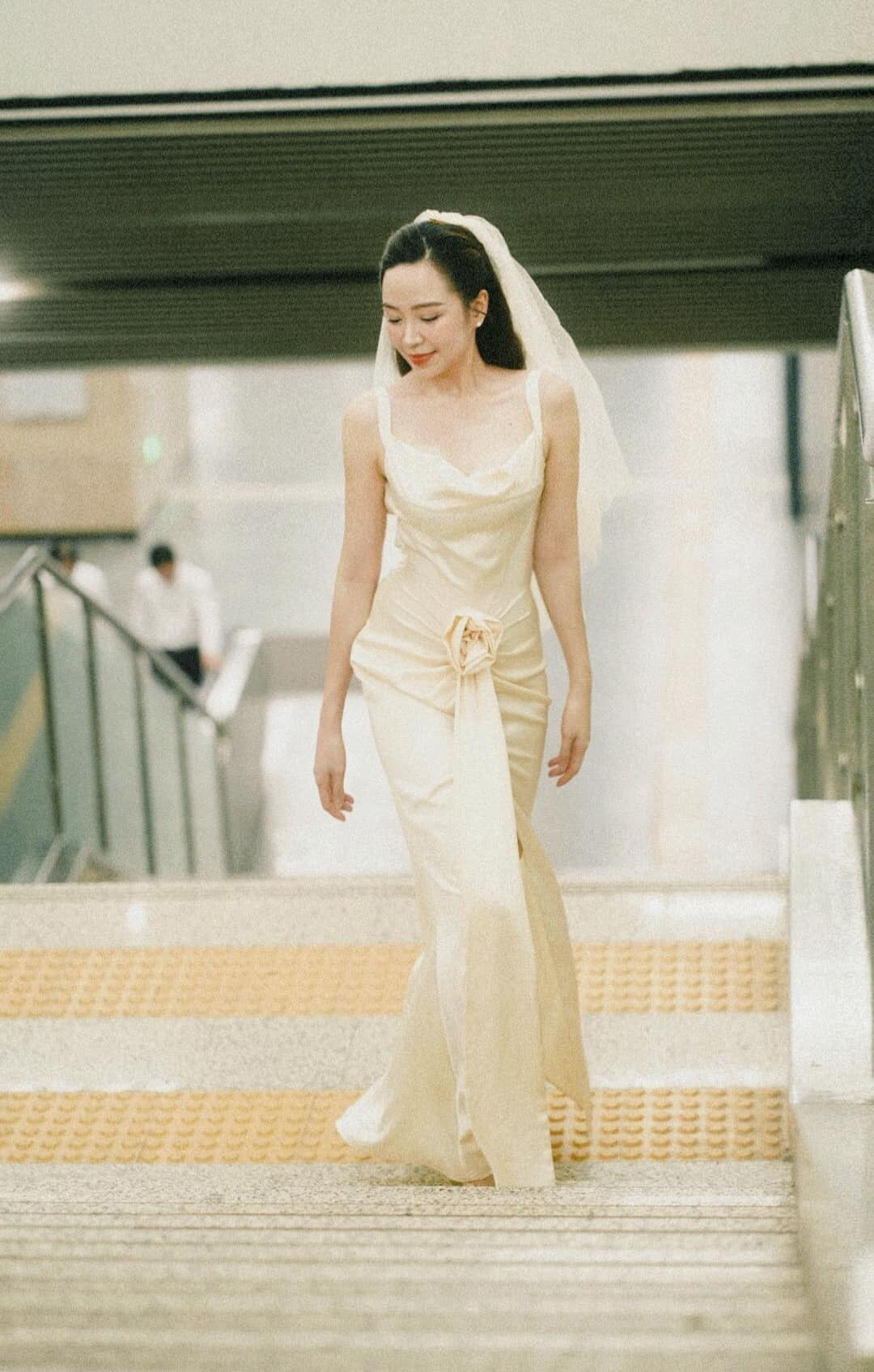Kim Oanh khoe dáng nuột nà trong bộ váy cưới.