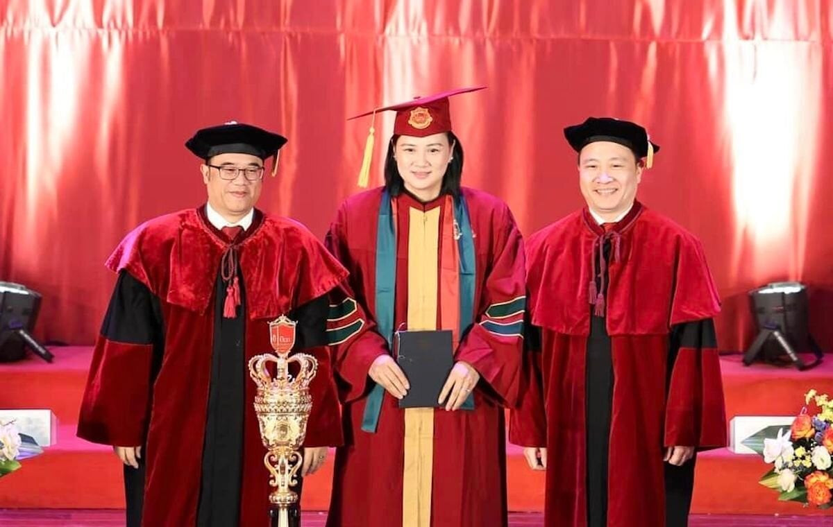 Kim Huệ nhận bằng thạc sỹ.