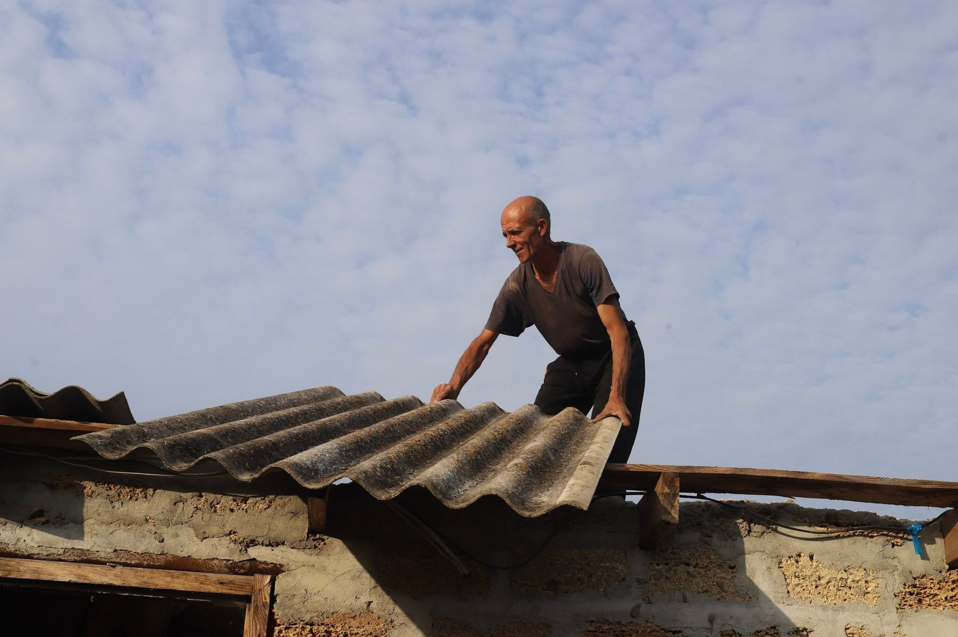 Người dân ở Posad-Pokrovske, một thị trấn nhỏ ở tỉnh Kherson đang sửa chữa mái nhà.