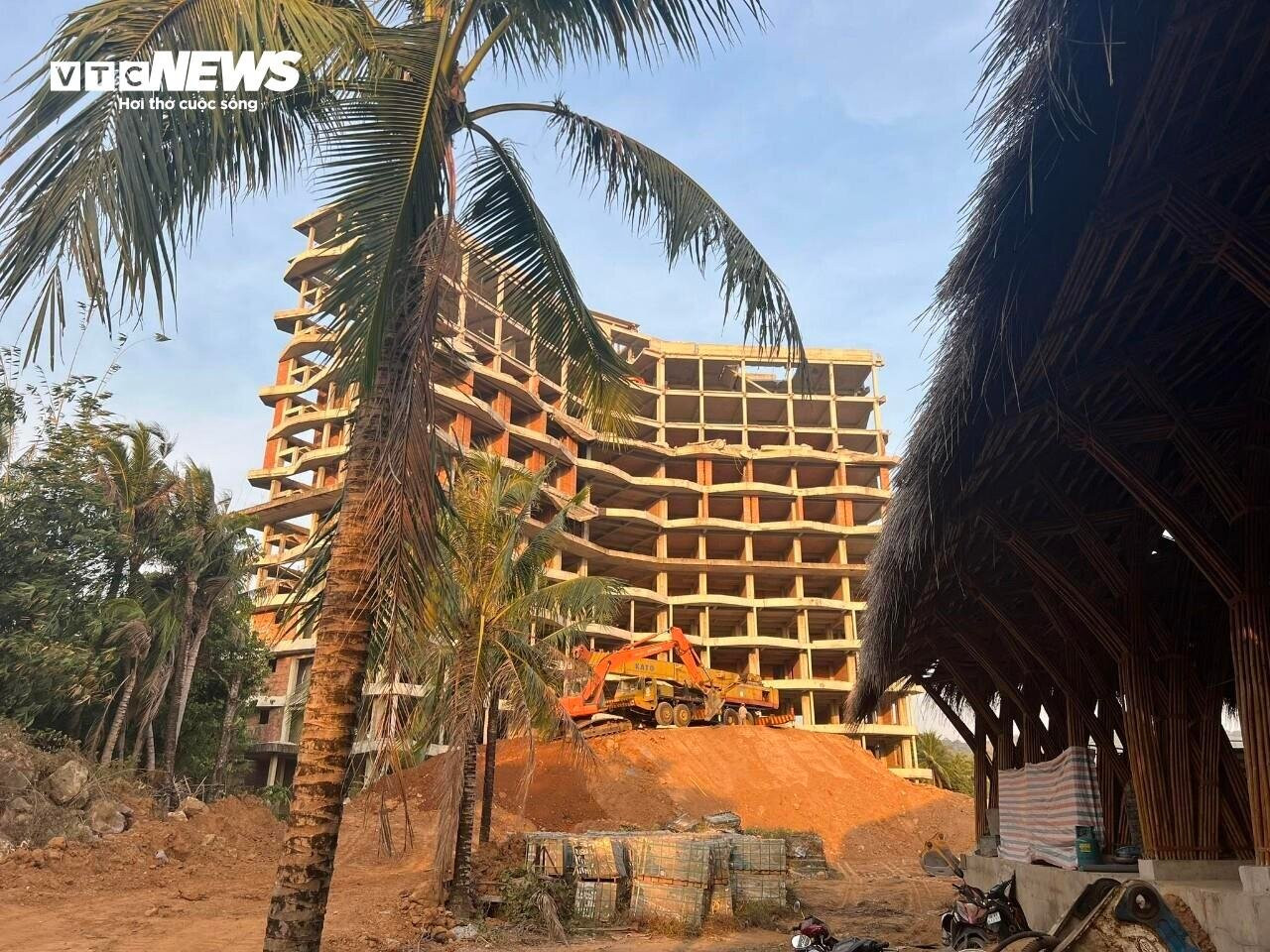 Theo ông Vũ Mạnh Hùng, chi phí xây dựng công trình khách sạn 12 tầng này đã tốn khoảng 100 tỷ đồng .Thời gian dự kiến hoàn thành việc tháo dỡ trả lại hiện trạng là 3 tháng.