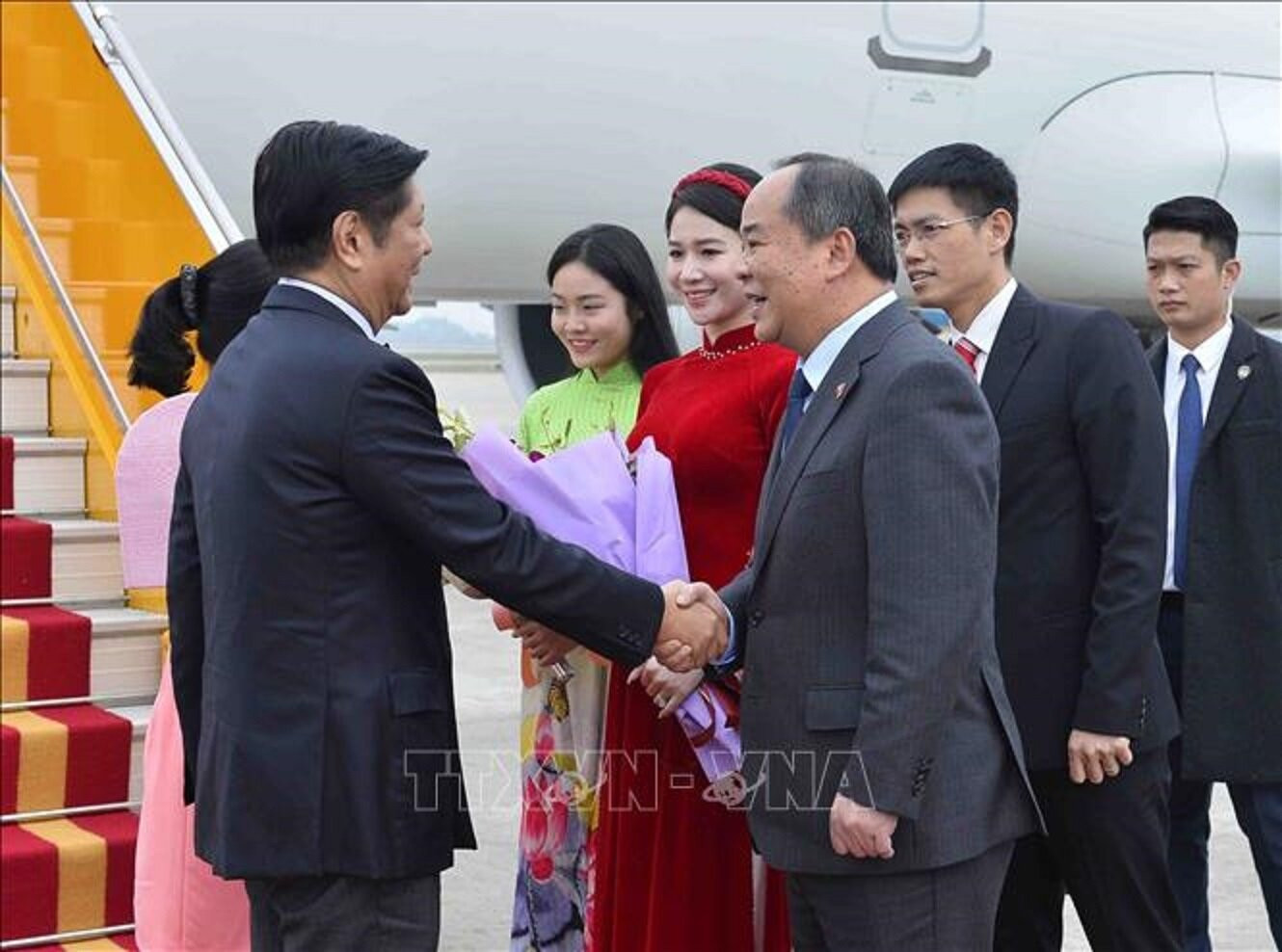 Tổng thống Philippines Ferdinand Romualdez Marcos Jr. và Phu nhân đến Sân bay quốc tế Nội Bài, Hà Nội. Ảnh: Minh Đức/TTXVN