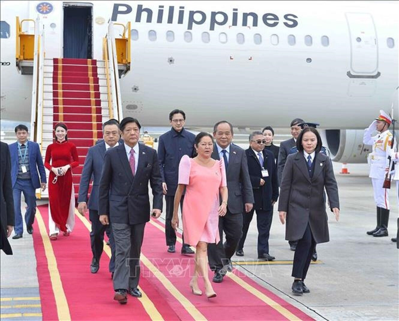 Tổng thống Philippines Ferdinand Romualdez Marcos Jr. và Phu nhân đến Sân bay quốc tế Nội Bài, Hà Nội. Ảnh: Minh Đức/TTXVN