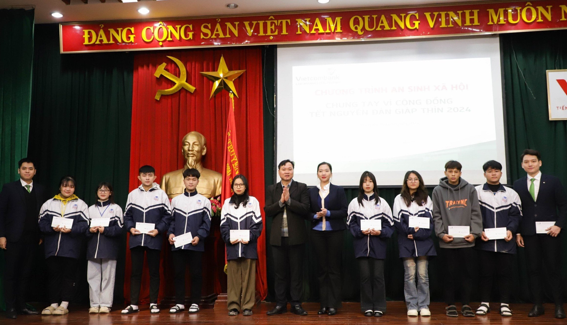 Vietcombank Hà Thành trao tặng 20 suất quà cho các học sinh hoàn cảnh khó khăn, vươn lên trong học tập.