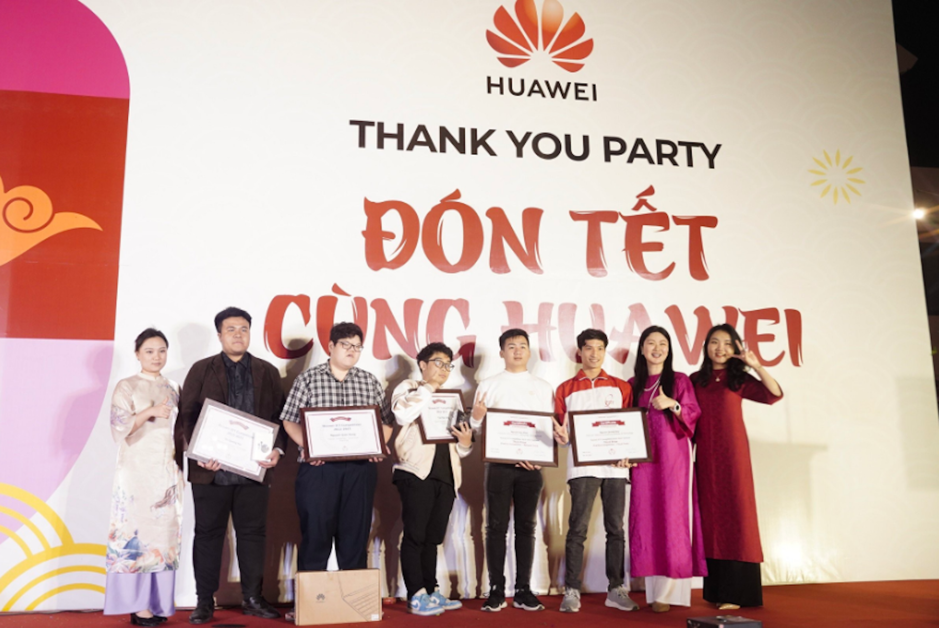 Các sinh viên xuất sắc nhất của cuộc thi ICT Competition 2023 - 2024 nhận bằng khen và các giải thưởng của Huawei.