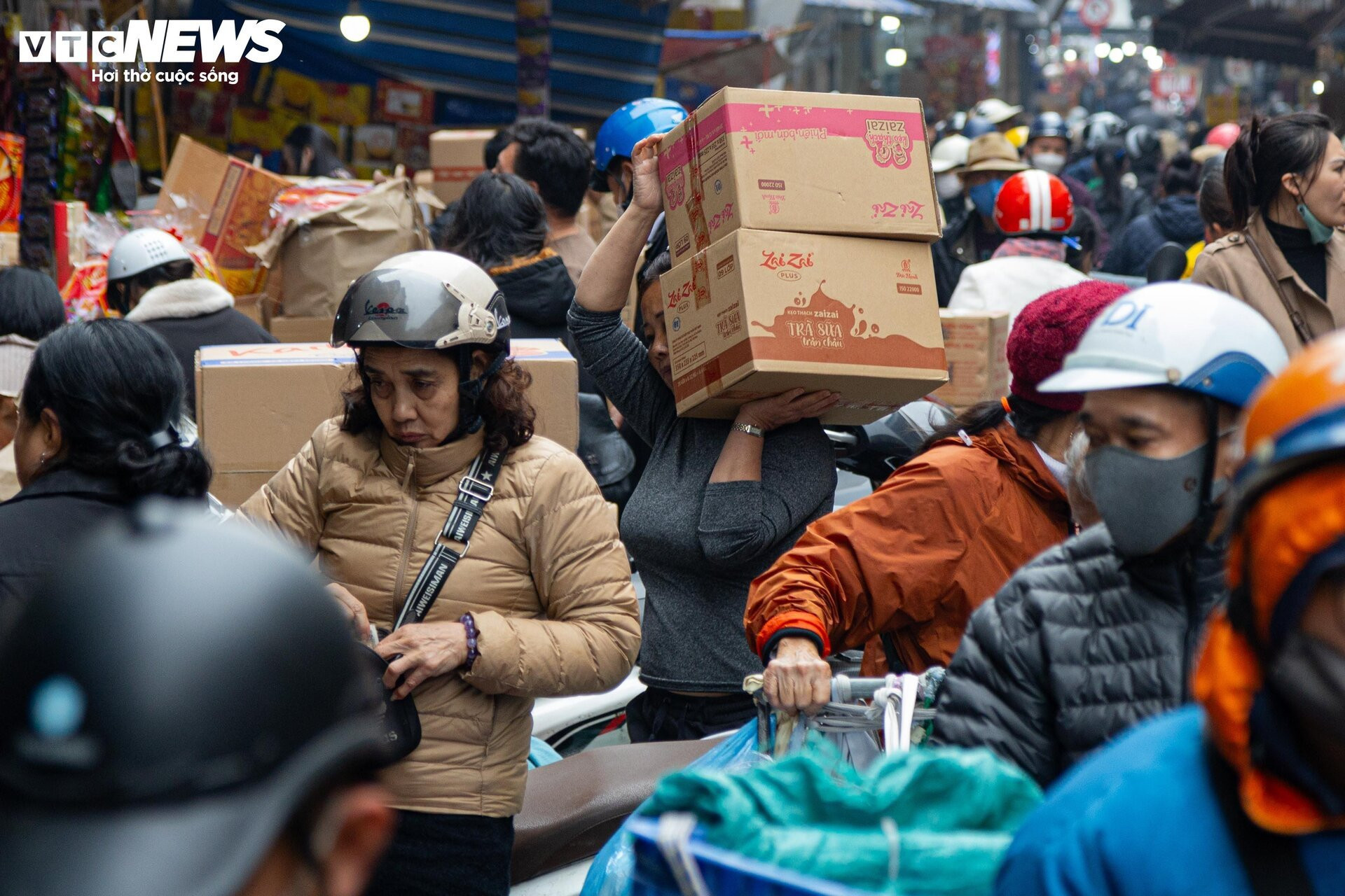 Người dân đổ xô sắm Tết, 'thủ phủ' bánh kẹo ở Hà Nội 'thất thủ' - 14