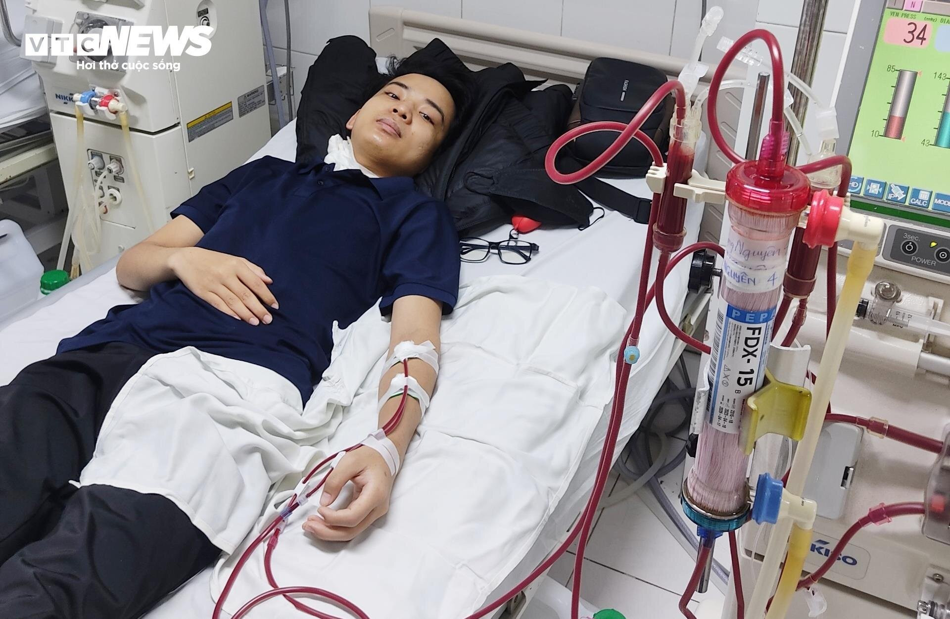 Nguyên đang lọc máu định kỳ tại Bệnh viện Hữu nghị Việt Đức.