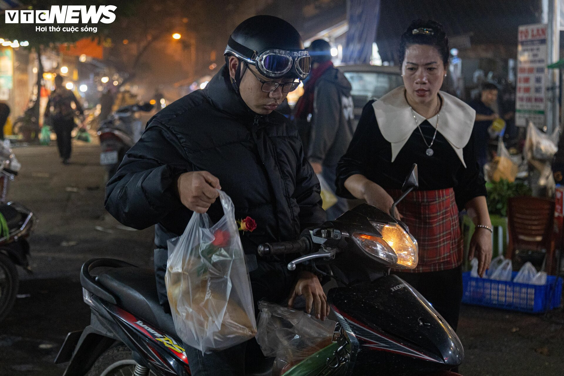 Trời Hà Nội mịt mù sương, chợ vẫn đông người sắm lễ ông Công ông Táo từ sáng sớm - 18