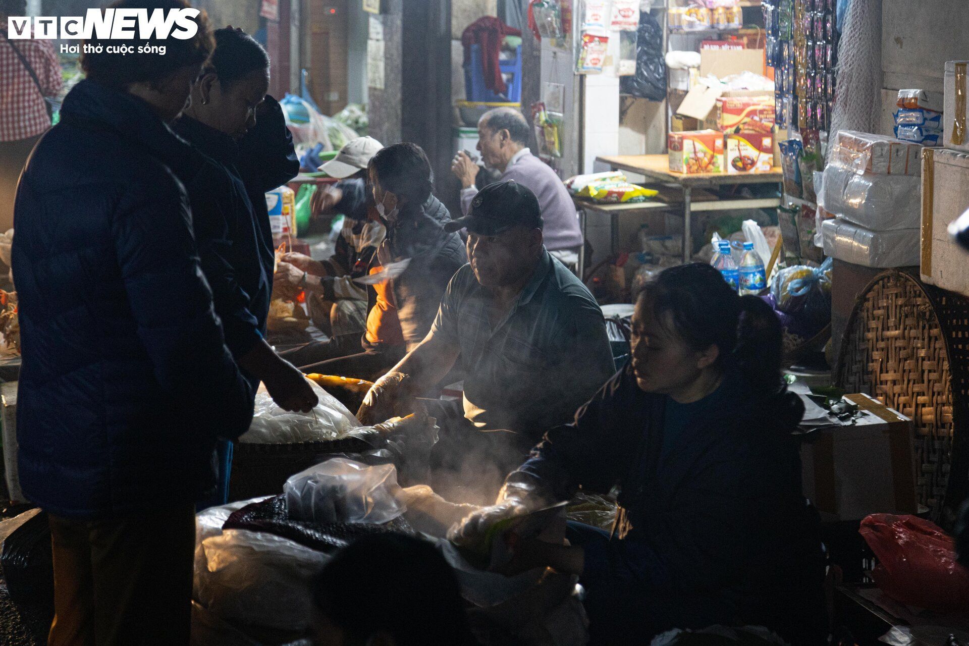 Trời Hà Nội mịt mù sương, chợ vẫn đông người sắm lễ ông Công ông Táo từ sáng sớm - 20
