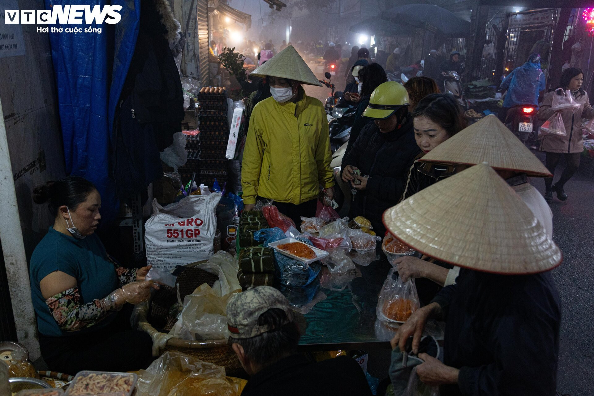 Trời Hà Nội mịt mù sương, chợ vẫn đông người sắm lễ ông Công ông Táo từ sáng sớm - 21