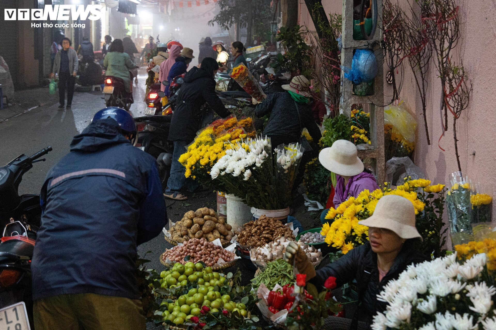 Trời Hà Nội mịt mù sương, chợ vẫn đông người sắm lễ ông Công ông Táo từ sáng sớm - 12