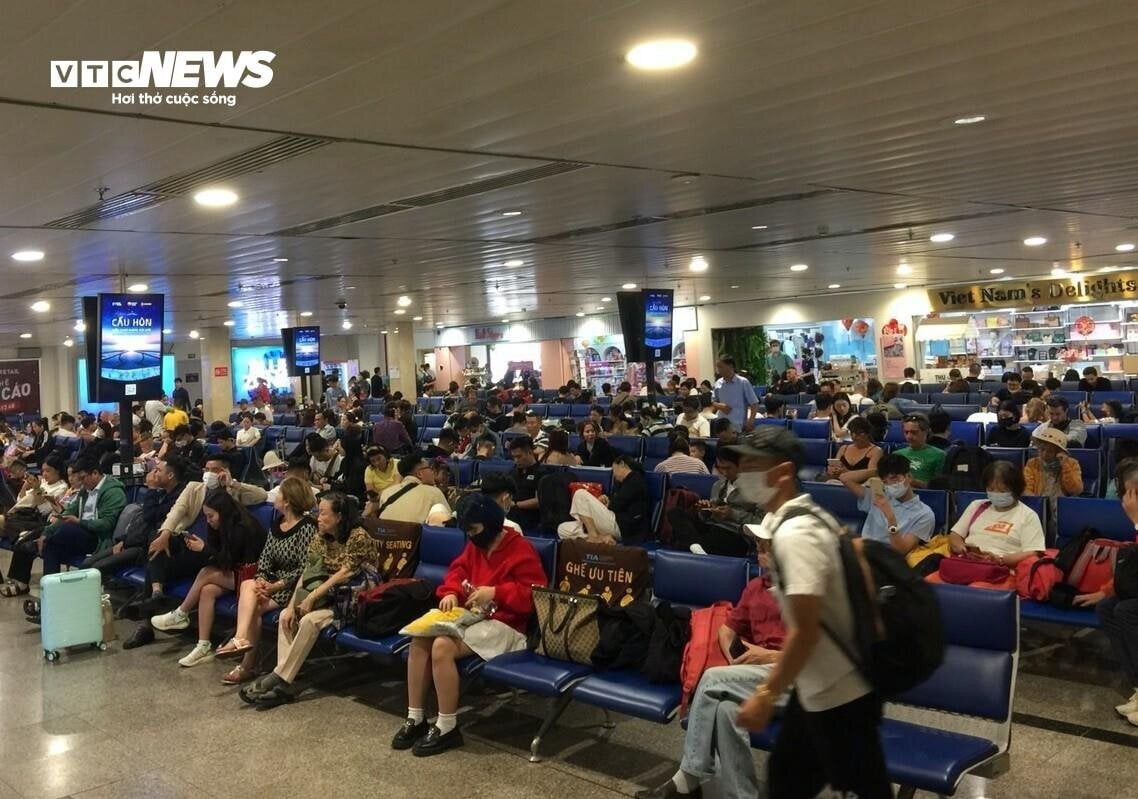 Sân bay Tân Sơn Nhất chật kín người, hành khách mệt mỏi vì chờ đợi - 8