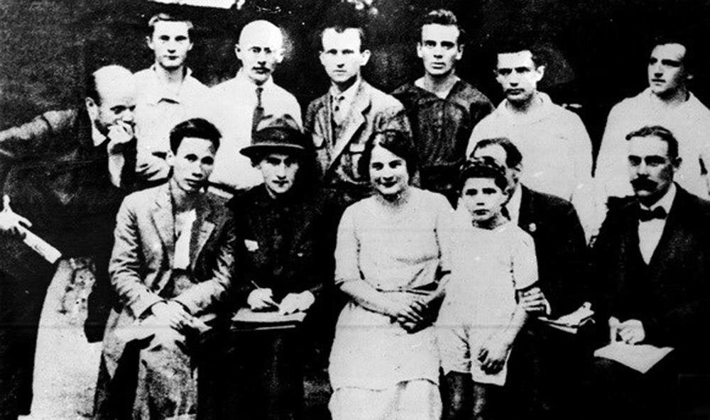 Bác Hồ (hàng đầu bên trái) và một số đại biểu dự Đại hội lần thứ V Quốc tế Cộng sản tại Nga năm 1924. Lúc này, Người mang tên Nguyễn Ái Quốc. (Ảnh tư liệu)