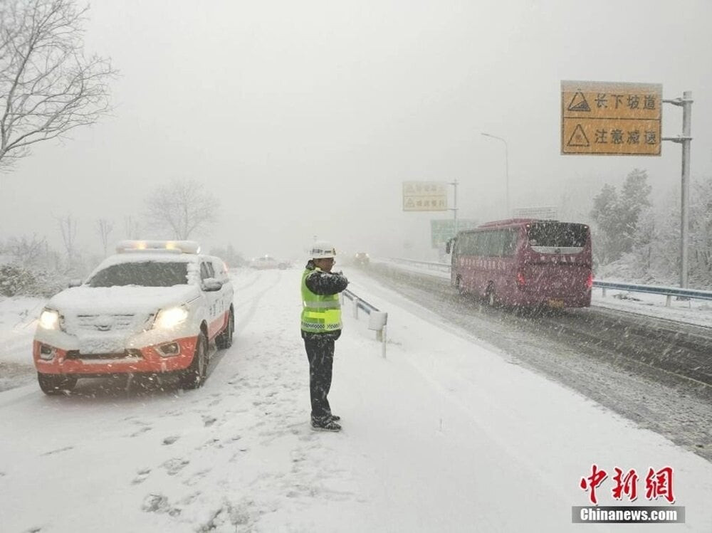 Tuyết rơi dày trên một đoạn đường cao tốc nối từ thành phố Erenhot, Nội Mông tới thành phố Quảng Châu, tỉnh Quảng Đông. (Ảnh: Chinanews)