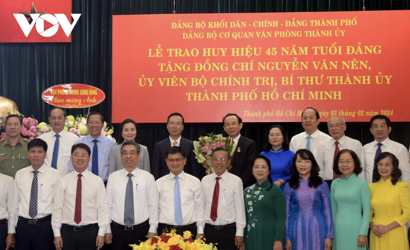 Chủ tịch nước Võ Văn Thưởng, ông Nguyễn Văn Nên và các đại biểu tham dự buổi Lễ trao Huy hiệu.( Ảnh: Hà Khánh)