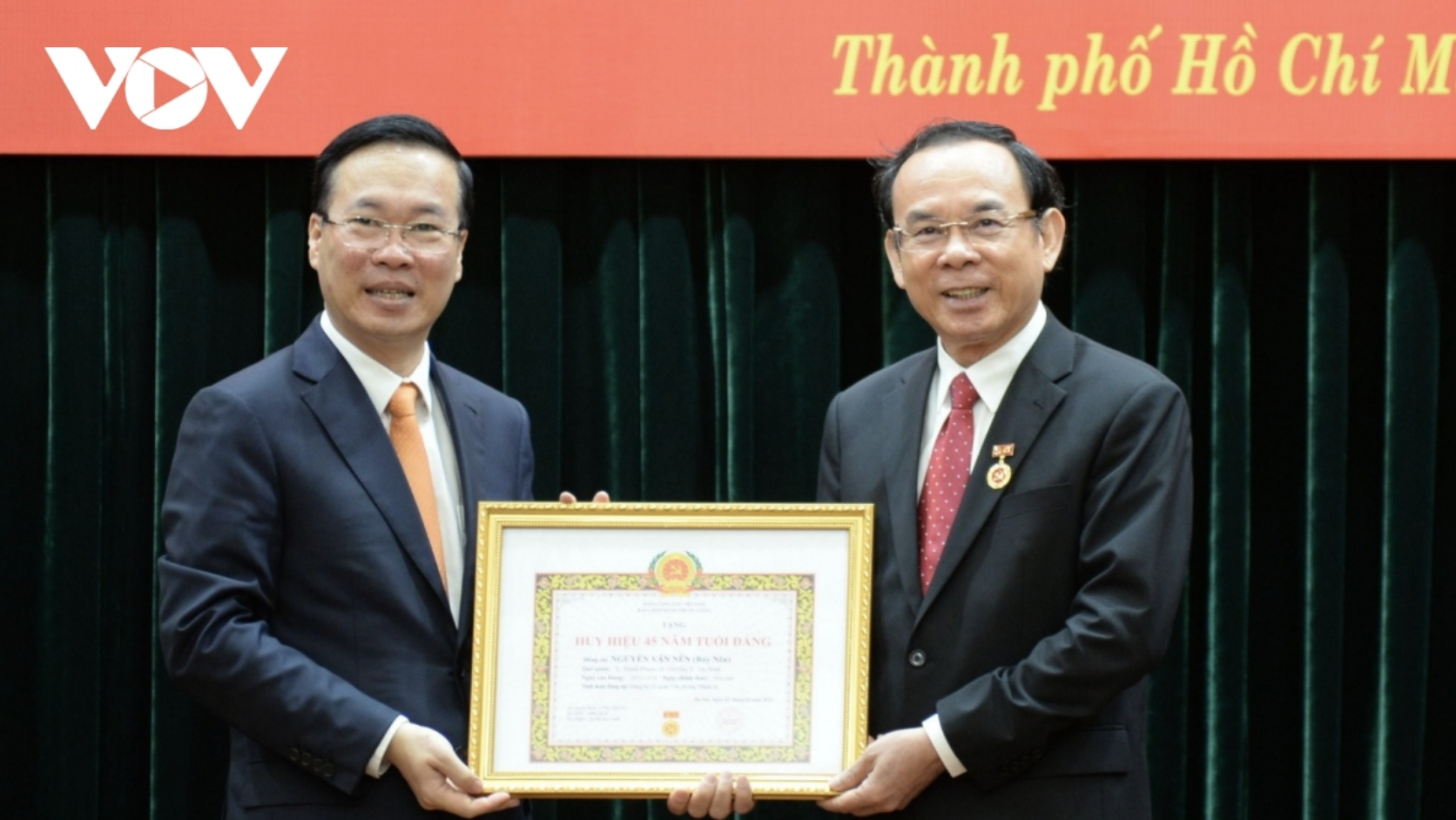 Chủ tịch nước trao Huy hiệu 45 năm tuổi Đảng tặng Bí thư Thành ủy TP.HCM Nguyễn Văn Nên. (Ảnh: Hà Khánh)