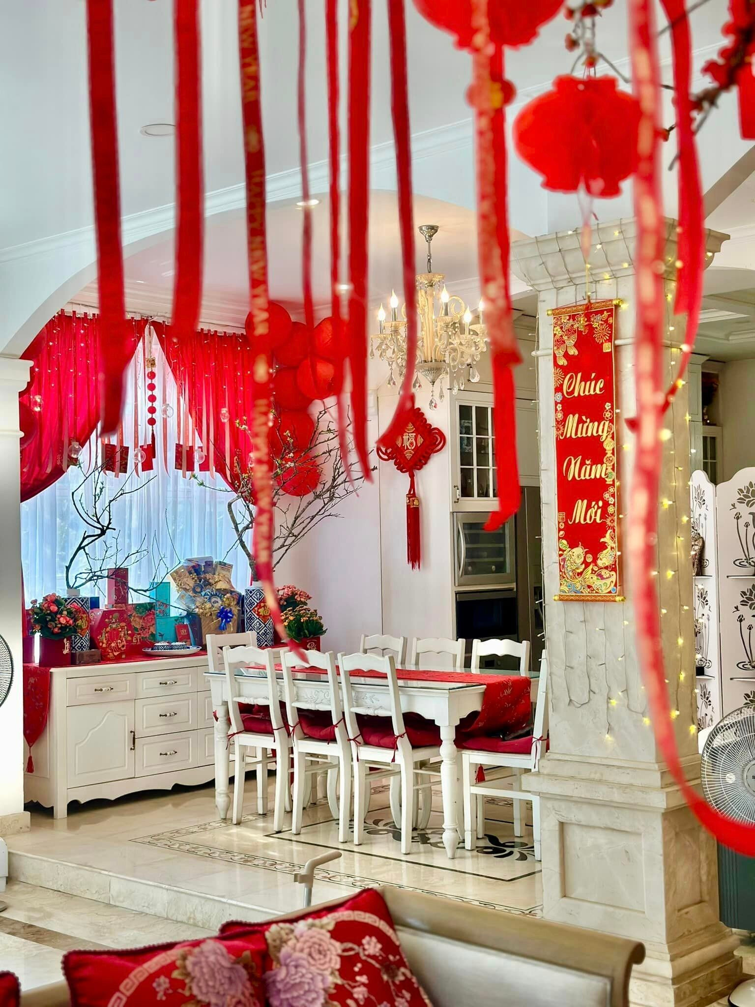 Thúy Hạnh lựa chọn những món đồ trang trí có màu đỏ rực rỡ để tô điểm cho phòng khách của gia đình, màu đỏ cũng là màu được ưa chuộng vào dịp năm mới, với ý nghĩa cầu mong những điều may mắn, tốt lành.