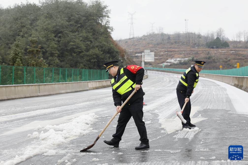 Cảnh sát giao thông dọn tuyết trên cao tốc Ngọc Bàn ở tỉnh Quý Châu. (Ảnh: Tân Hoa Xã)