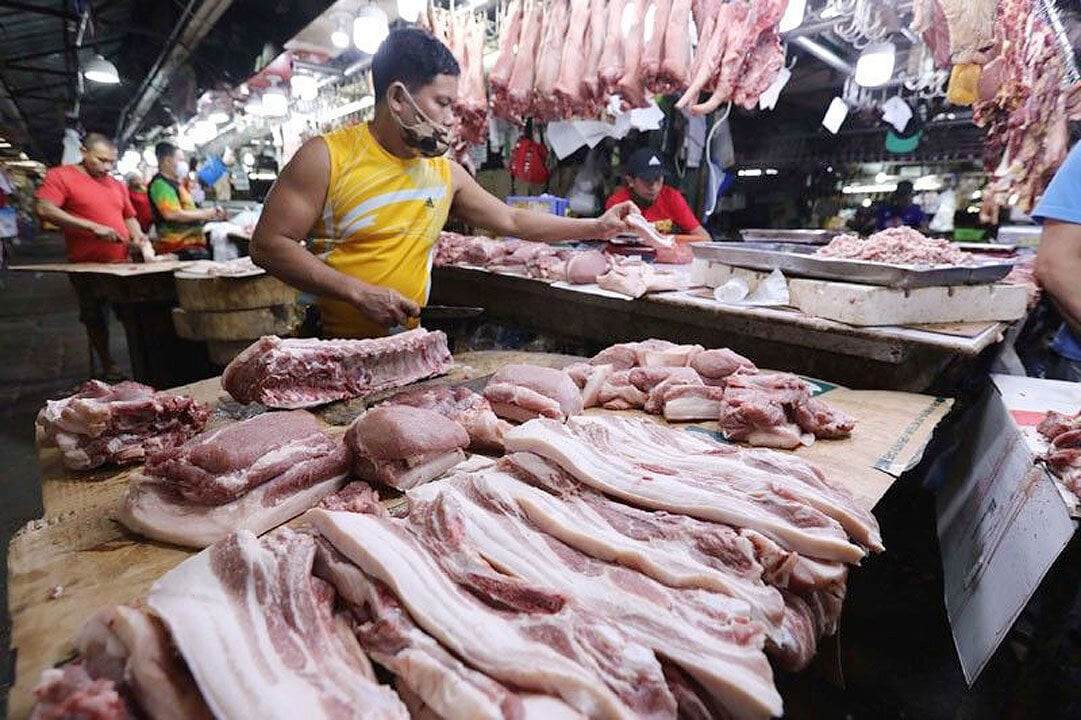 Tại sao người bán treo thịt bò lên cao nhưng lại đặt thịt lợn trên mặt bàn?(Ảnh: BusinessWord Online)