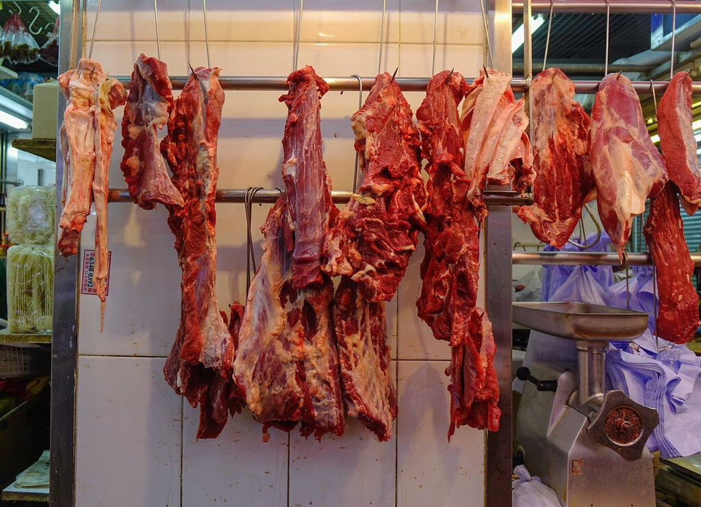 Thịt bò treo lên vừa dễ bảo quản vừa hấp dẫn hơn; đó là lý do tại sao người bán treo thịt bò lên cao trong khi đặt thịt lợn trên mặt bàn. (Ảnh:  Flickr)