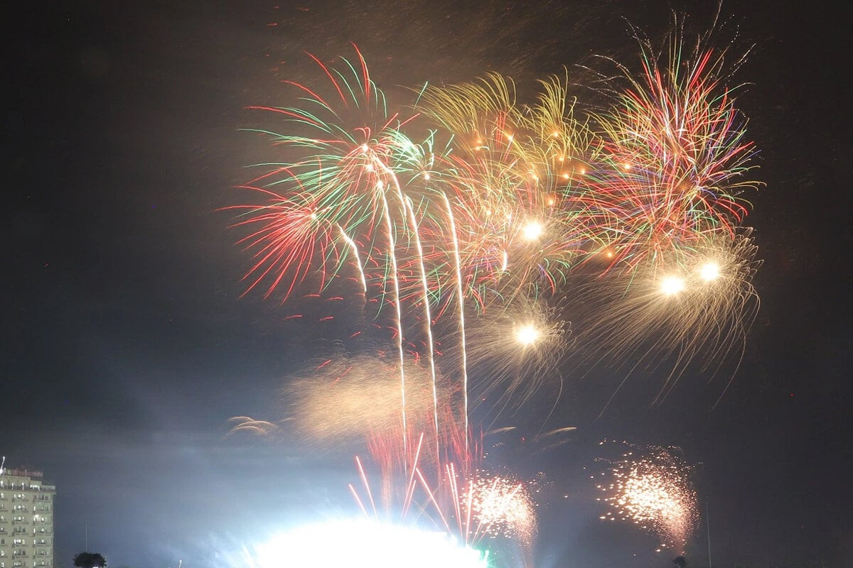 Màn bắn pháo hoa tại chương trình Lễ kỷ niệm 60 năm thành lập đô thị Sầm Sơn và khai mạc Lễ hội du lịch biển năm 2023. (Ảnh: Người Lao động).