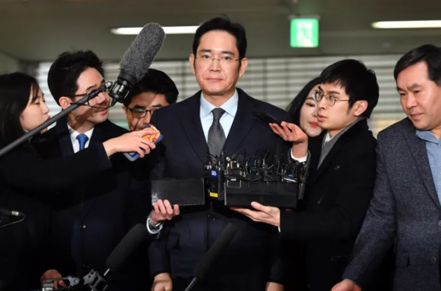 Lee Jae-yong đến nơi thẩm vấn tại Seoul, Hàn Quốc năm 2017.